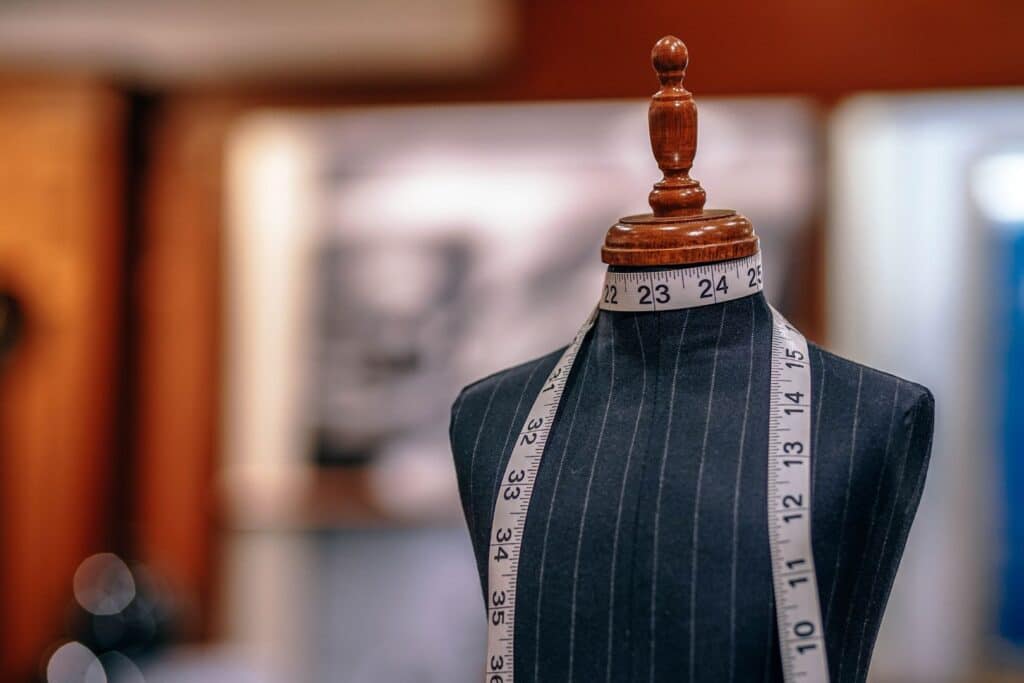 Busto de confección con un metro alrededor de la parte superior en una de las muchas tiendas de ropa en Cáceres
