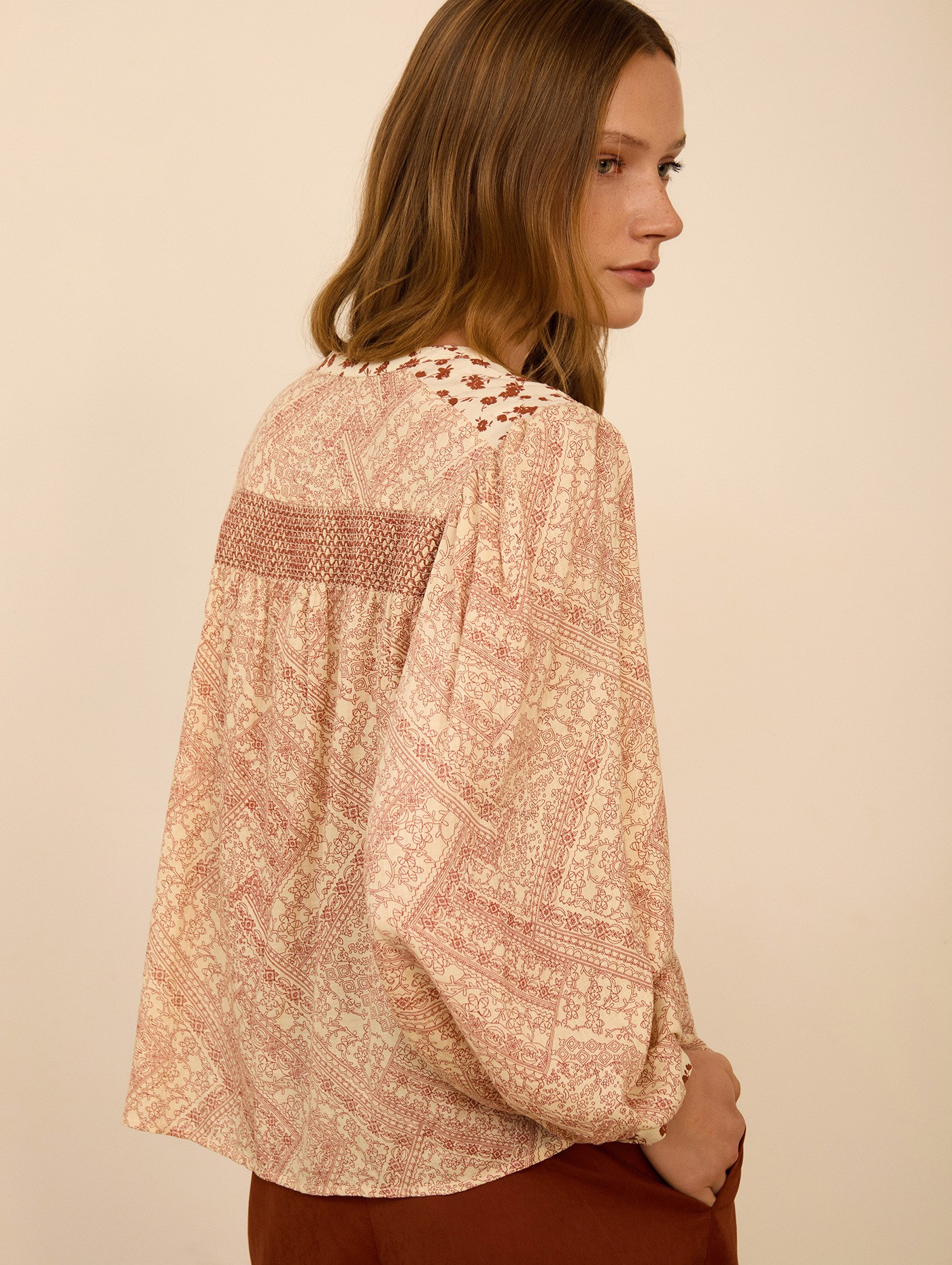 Blusa estampada con smock de MEISIE – foto 3