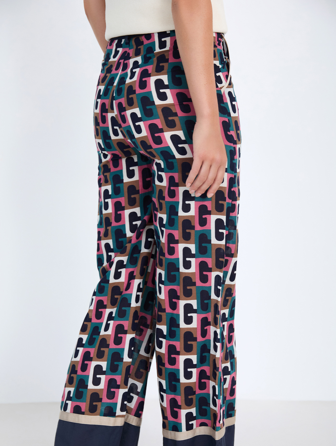 Pantalón estampado retro de SKATIE – foto 3