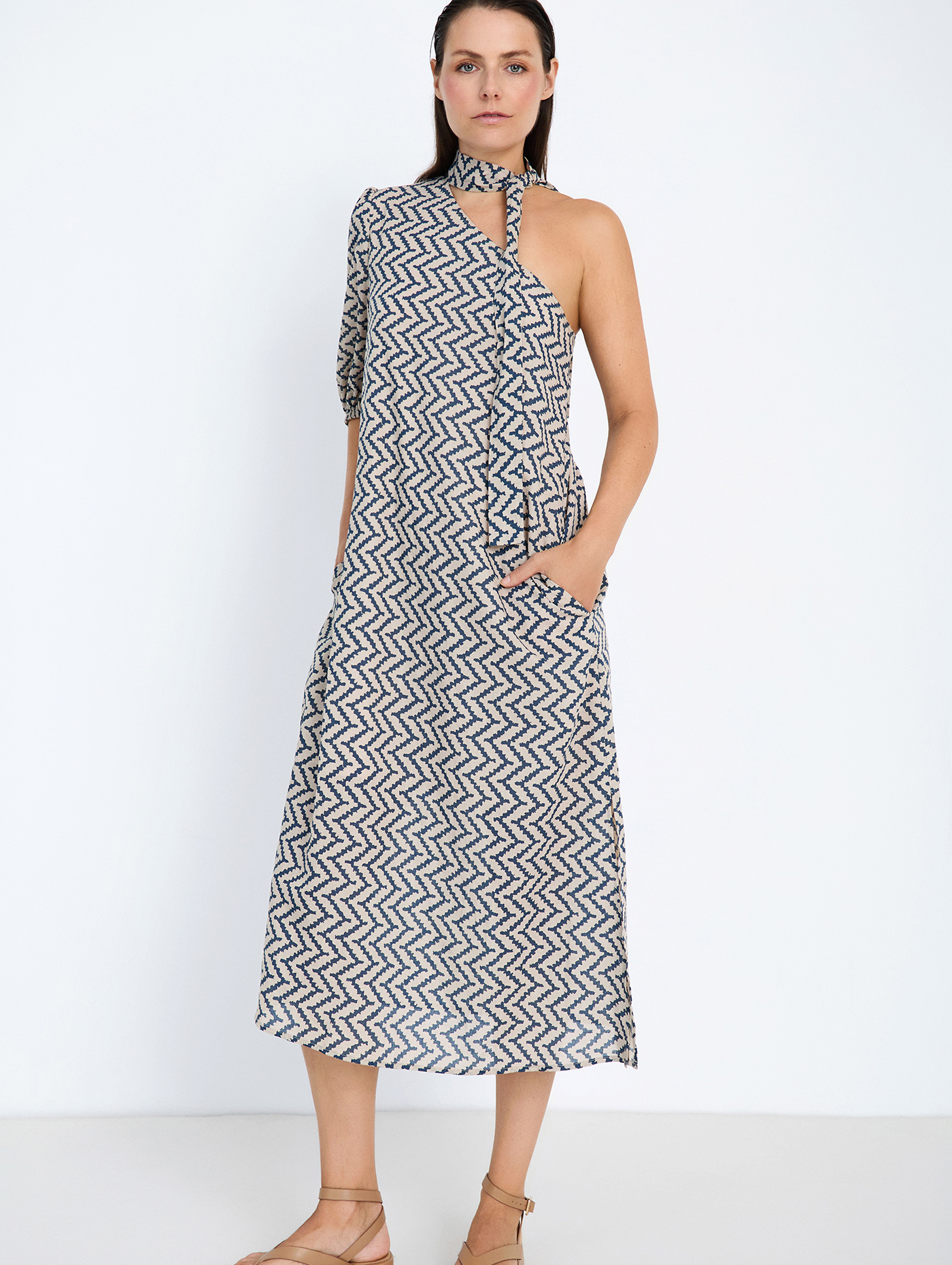 Vestido escote asimetrico de SKATIE – foto 1