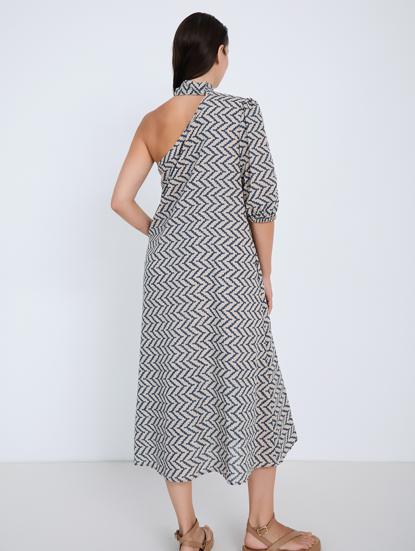 Vestido escote asimetrico de SKATIE – foto 3