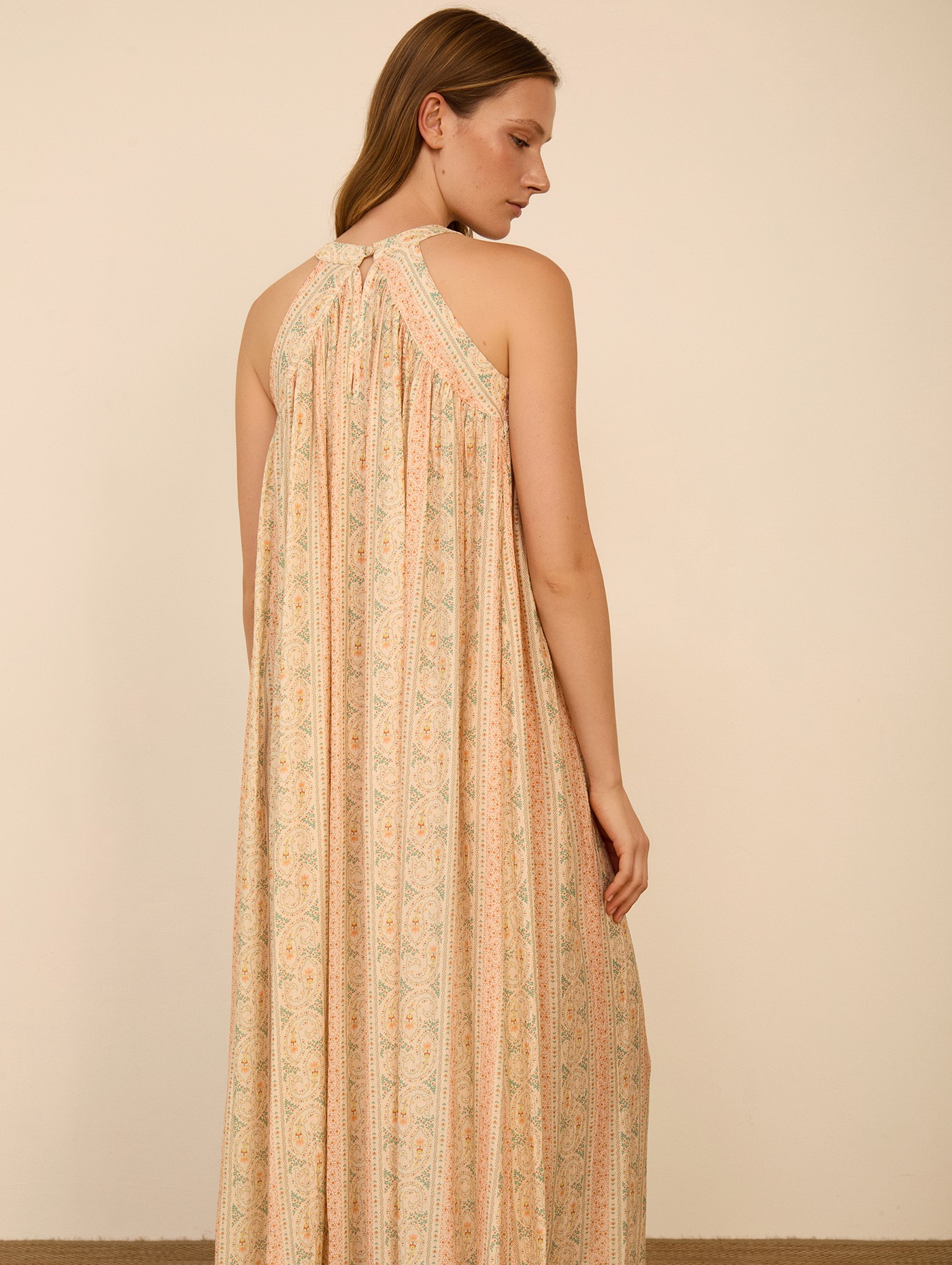 Vestido largo cuello halter de MEISIE – foto 3