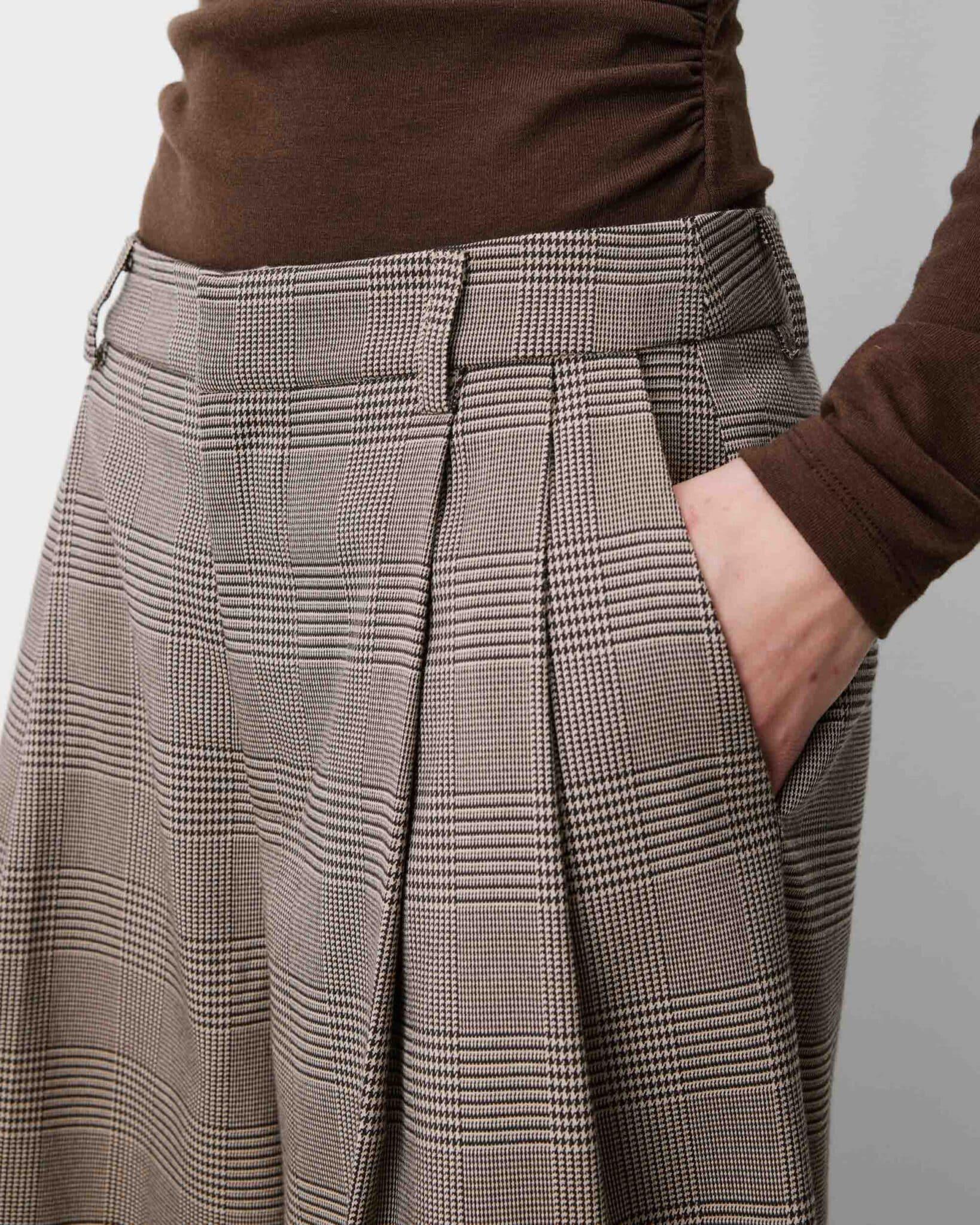 Bermuda Elegante con Detalle de Pliegues de Grace & Mila – foto 3