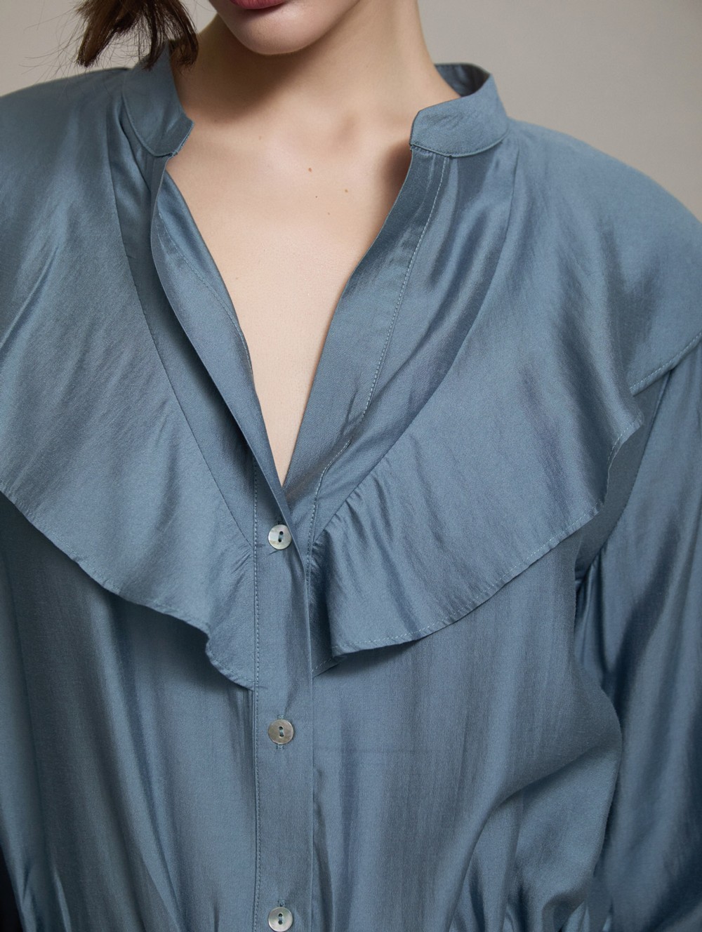 Blusa Fluida con Detalle de Volante de SKATIE – foto 3