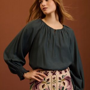 Blusa fluida con detalles fruncidos de MEISIE – foto 1