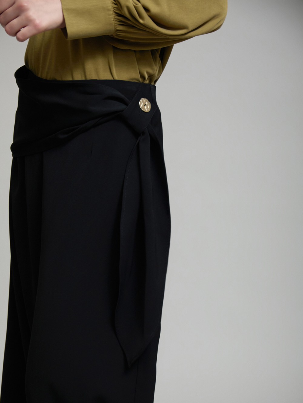 Pantalón Elegante con Detalle en Cintura de SKATIE – foto 2