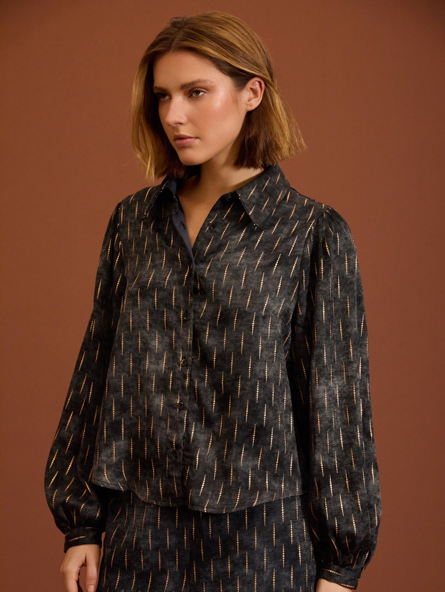 Blusa Satinada con Lámina Dorada de MEISIE – foto 1