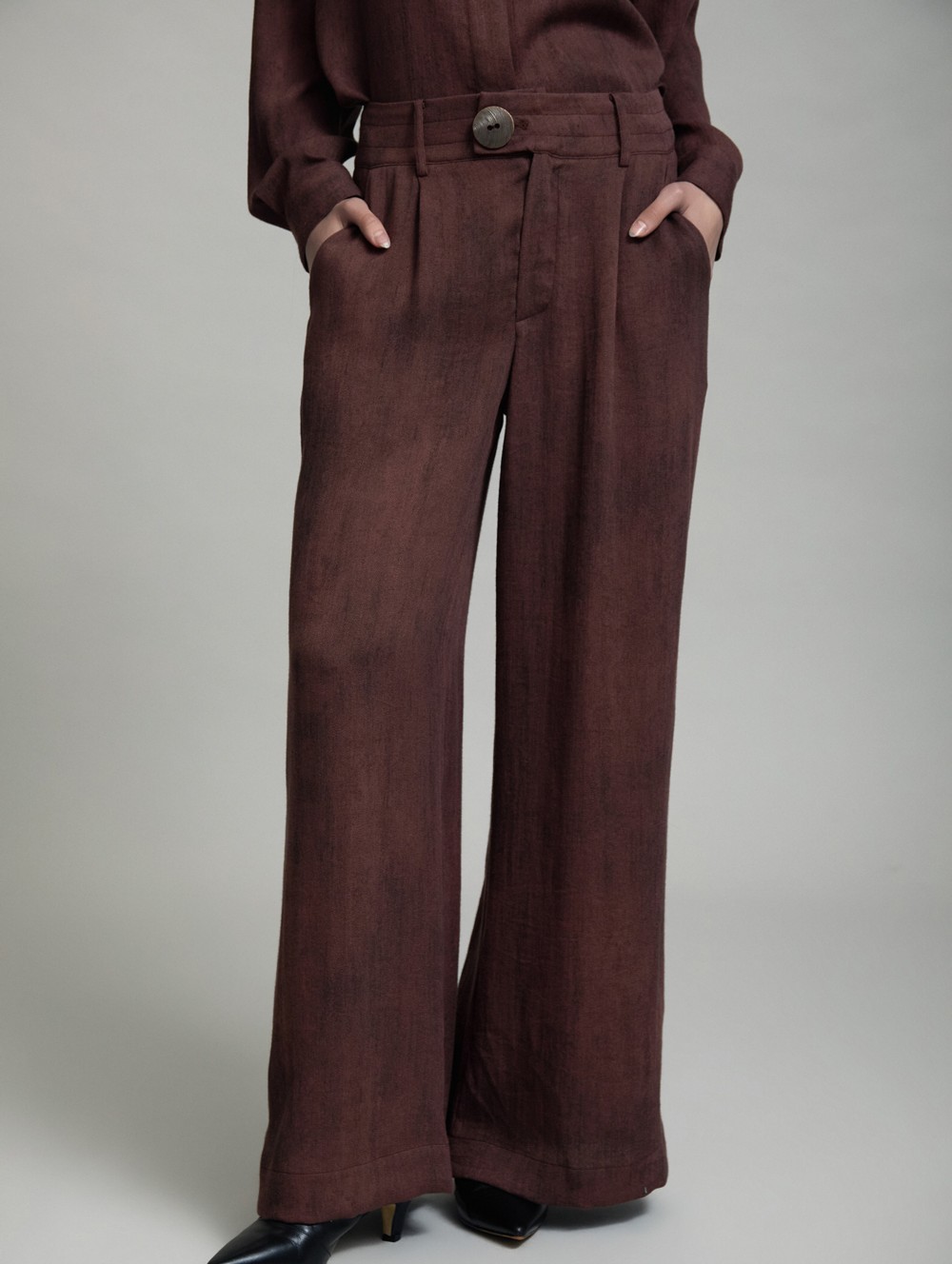 Pantalón Recto con Botón Frontal de SKATIE – foto 2
