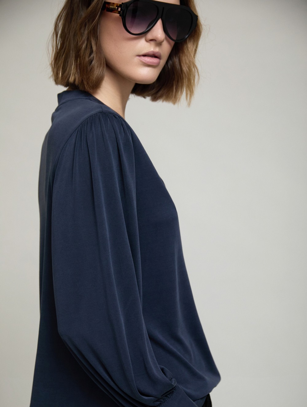 Camiseta Modal con Cuello en V de SKATIE – foto 2