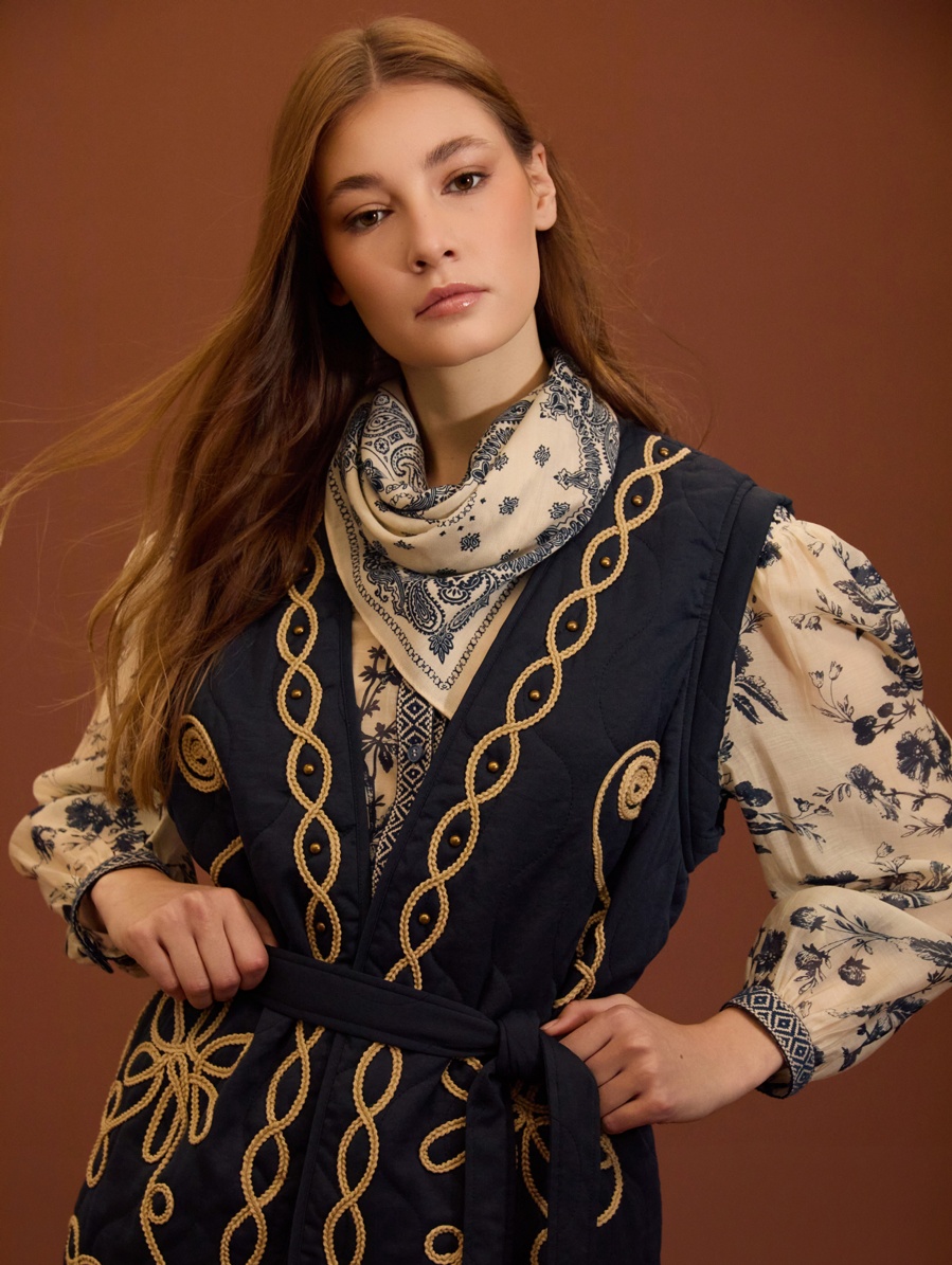 Chaleco Acolchado con Tachuelas en Contraste de MEISIE – foto 1