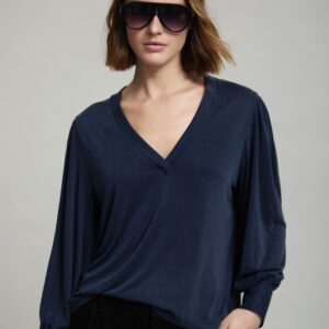 Camiseta Modal con Cuello en V de SKATIE – foto 1