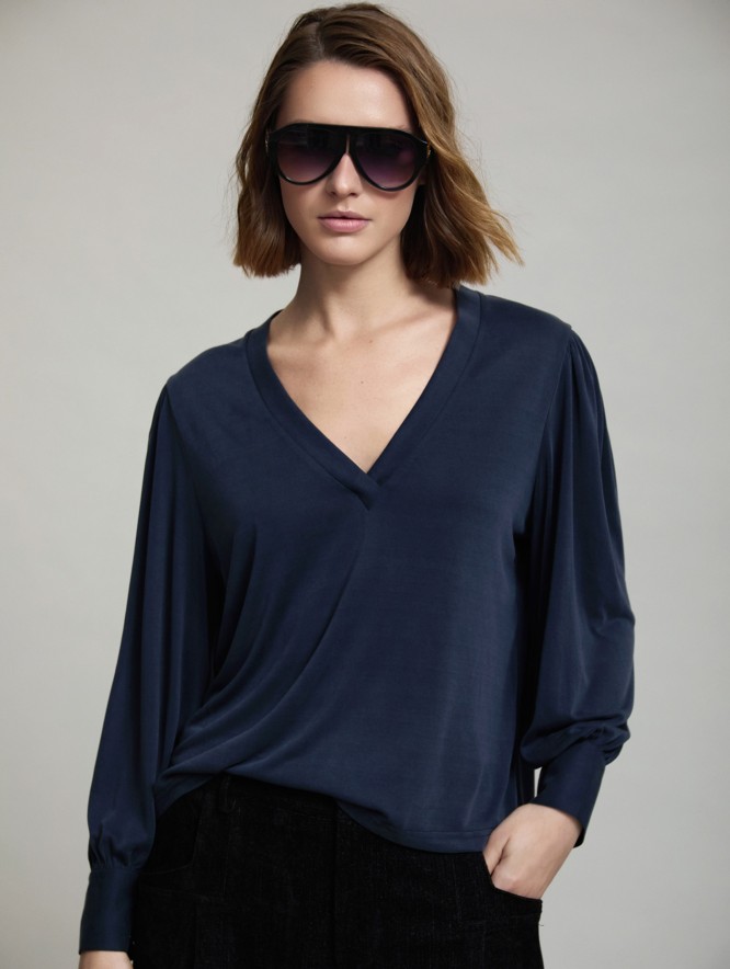Camiseta Modal con Cuello en V de SKATIE – foto 1