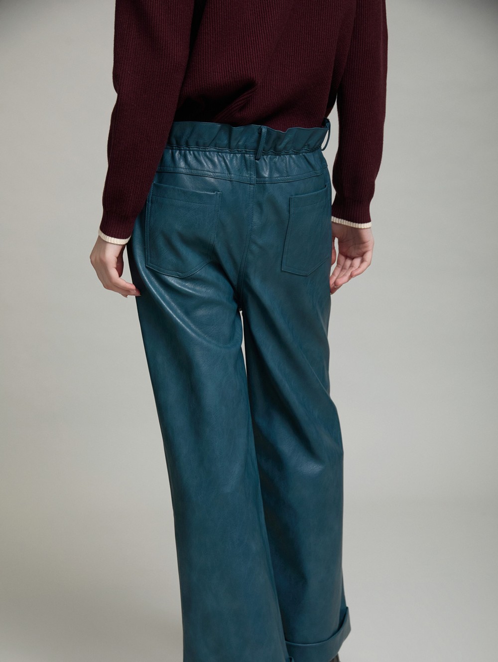 Pantalón recto de piel sintética de SKATIE – foto 3