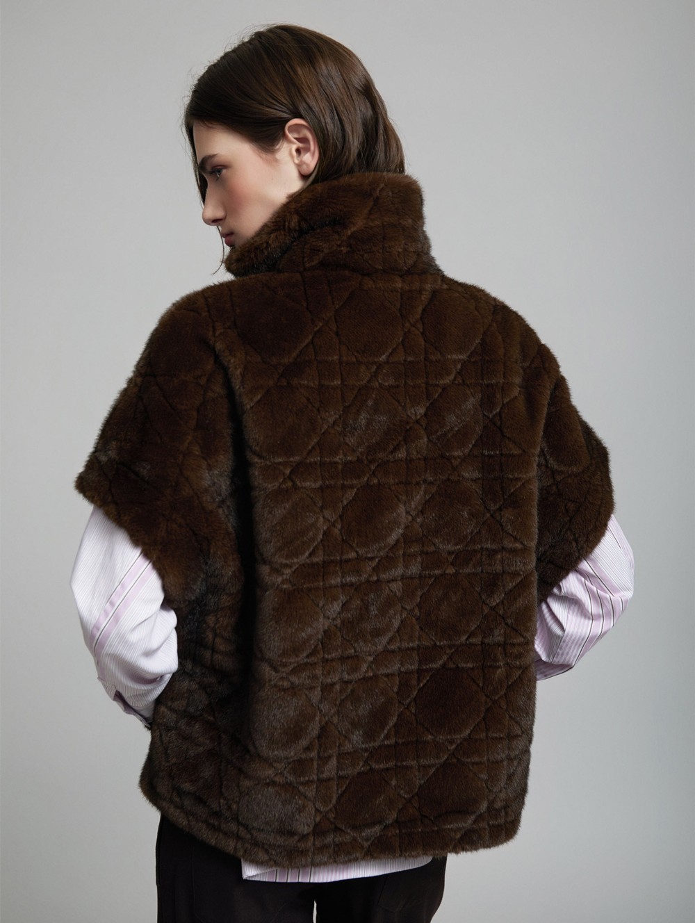 Chaleco Efecto Pelo con Textura de SKATIE – foto 3