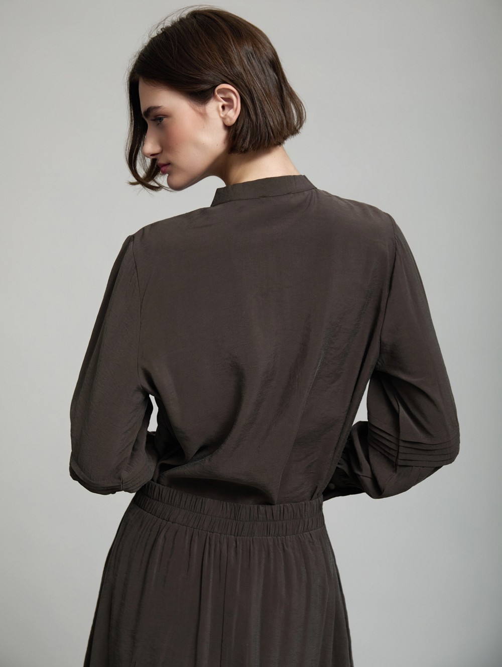 Blusa Fluida con Detalle de Jaretas de SKATIE – foto 3