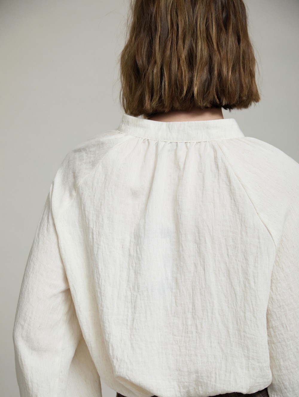 Blusa Fluida con Frunces de SKATIE – foto 2