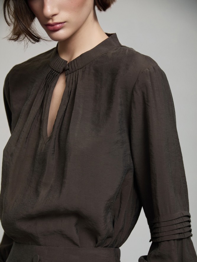 Blusa Fluida con Detalle de Jaretas de SKATIE – foto 1