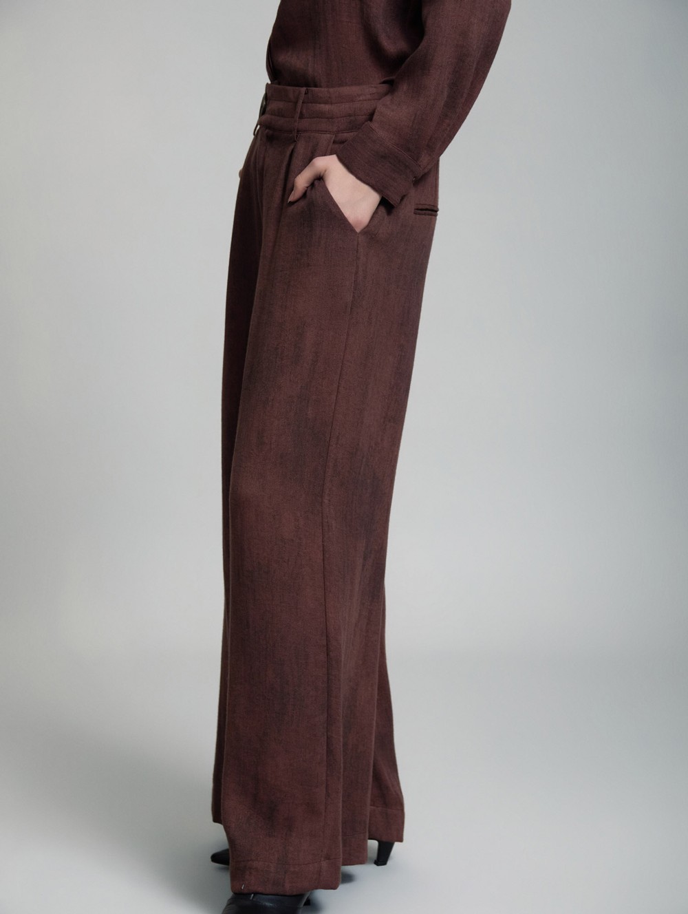 Pantalón Recto con Botón Frontal de SKATIE – foto 3