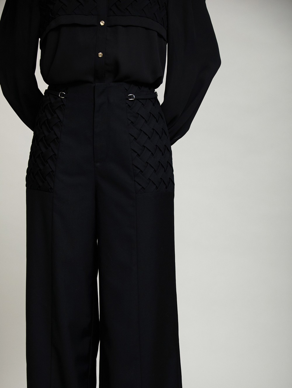 Pantalón con Detalle Trenzado de SKATIE – foto 3