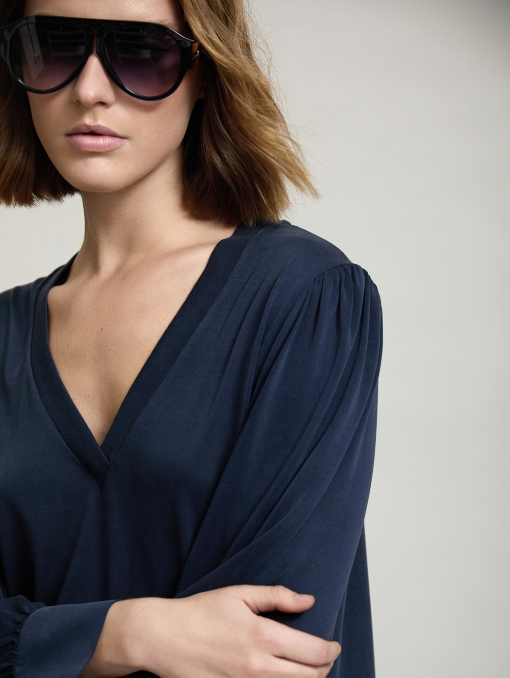 Camiseta Modal con Cuello en V de SKATIE – foto 3