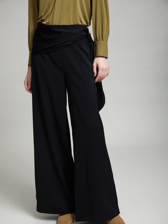 Pantalón Elegante con Detalle en Cintura de SKATIE – foto 1