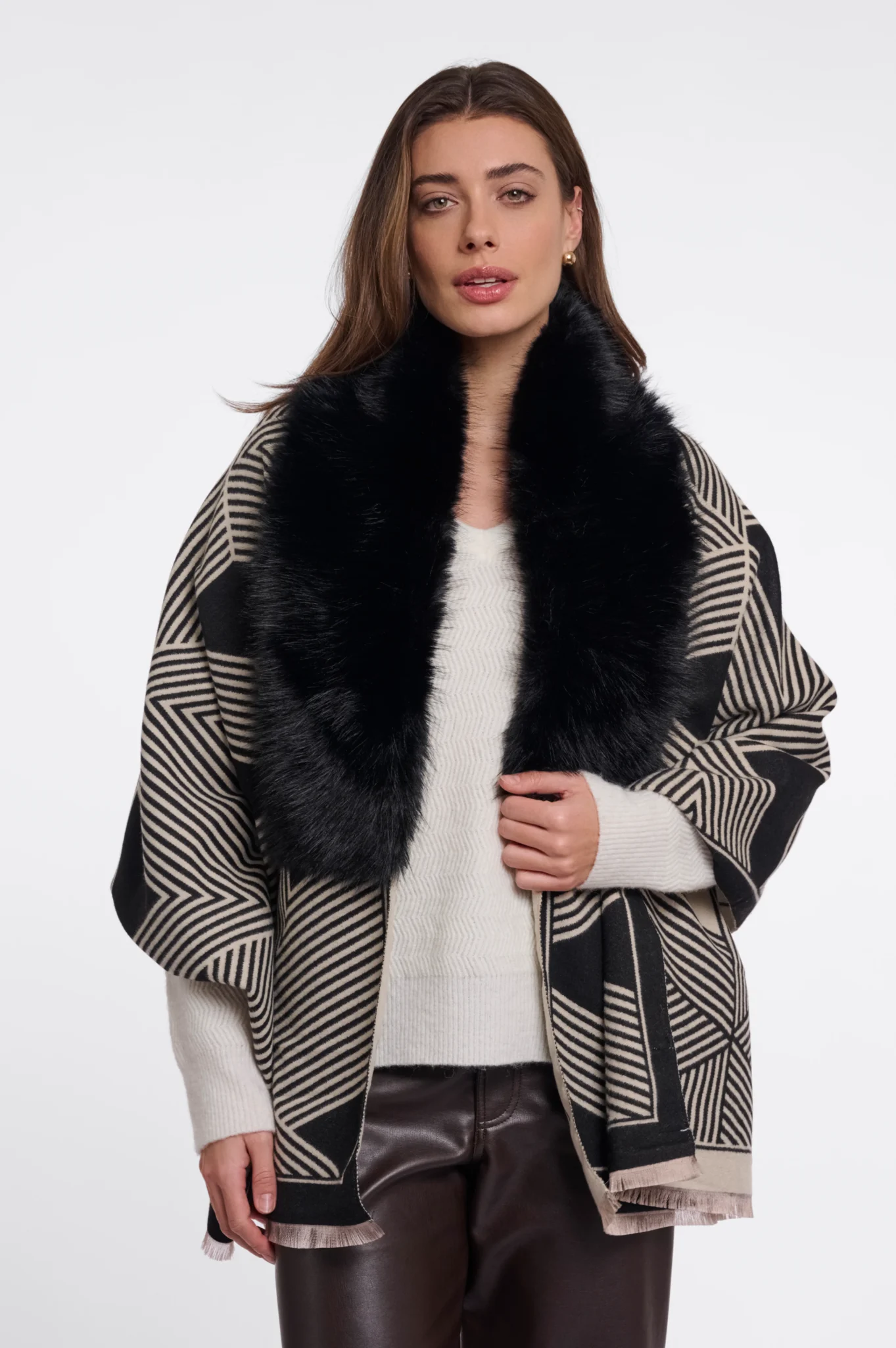 Capa estampada con ribete de pelo sintético