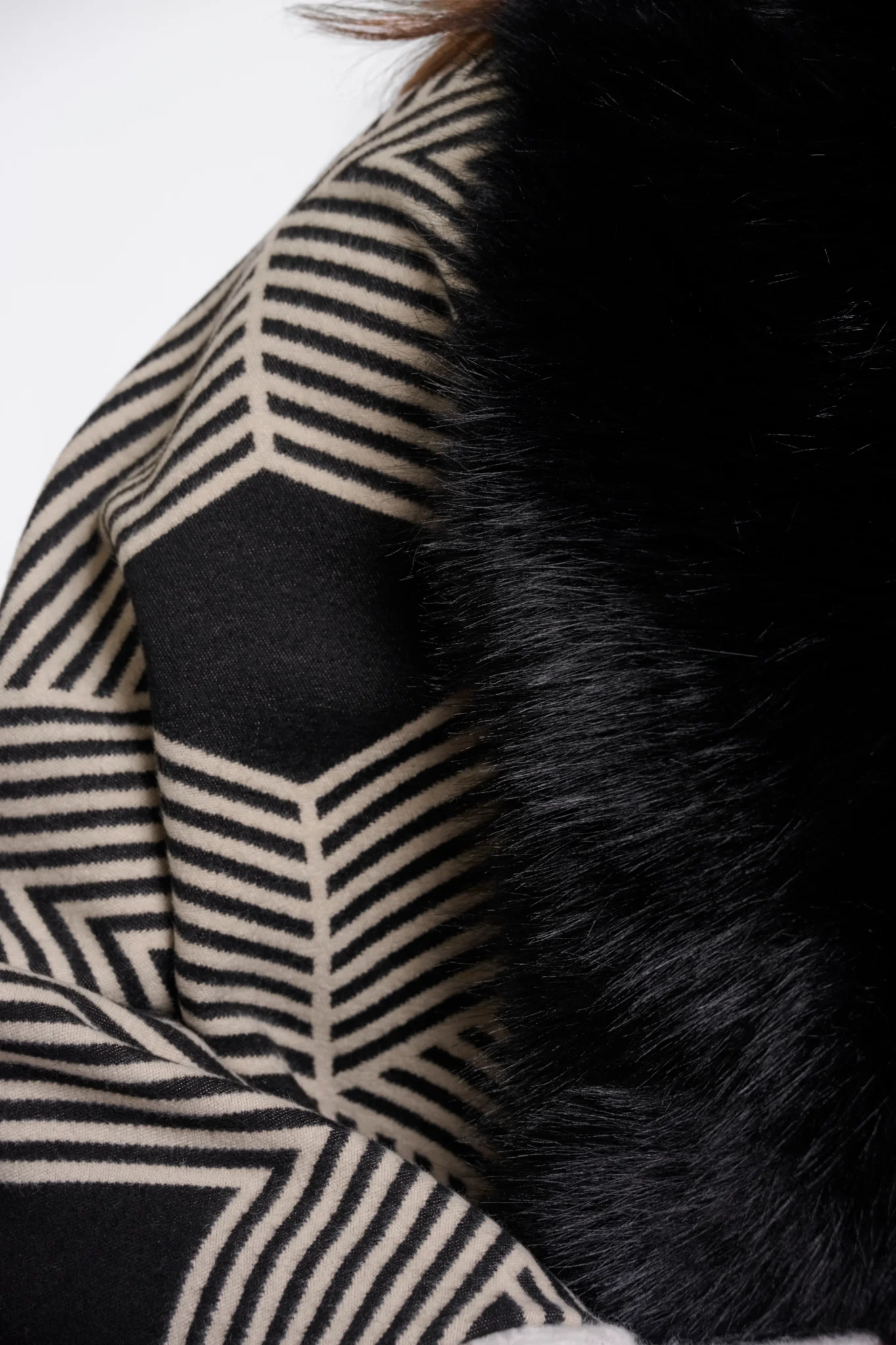 Capa estampada con ribete de pelo sintético - Imagen 2